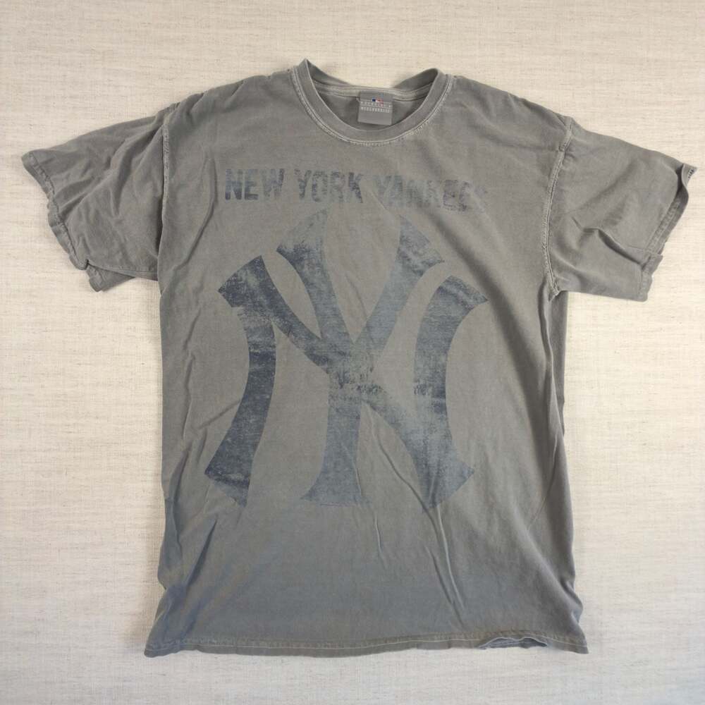 MLB Genuine Merchandise New York Yankees Distressed Logo T-Shirt Gray